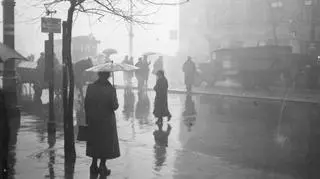 Warszawa w czasie deszczu, ludzie na przystanku tramwajowym, 1938
http://www.audiovis.nac.gov.pl/obraz/30617/3991831be2137d0a3c82cc48d02fe24c/
