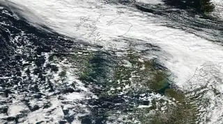Deszczowe chmury nad Szkocją (MODIS/NASA)