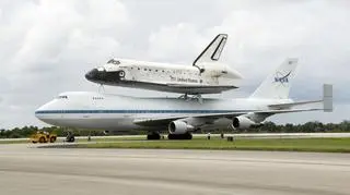Discovery na plecach boeinga 747 (NASA)