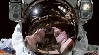 Don Pettit podczas kosmicznego spaceru w 2003 roku (NASA)