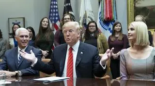 Donald Trump, Mike Pence i Ivanka Trump gratulują astronautkom (PAP/EPA/Chris Kleponis/POOL)