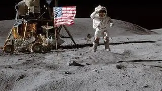 Dowódca misji Apollo16 John Young na Księżycu (Wikipedia/NASA)