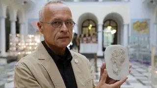 Dr Gierliński prezentuje odlewy śladów