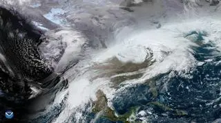 Dwie burze śnieżne w USA na zdjęciu satelitarnym (NOAA)