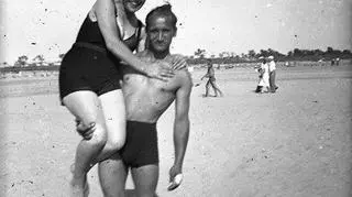 Dwoje ludzi na nadwiślańskiej plaży (fot. Władysław Martyka "Biskup"/MPW)