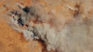 Dym unoszący się z pożarów w Australii (Lauren Dauphin/NASA)