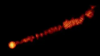 Dżet w galaktyce M87 w świetle spolaryzowanym (ALMA (ESO/NAOJ/NRAO), Goddi et al.)