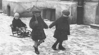 Dzieci podczas wożenia się sankami po ulicach Warszawy, 1931. 
http://www.audiovis.nac.gov.pl/obraz/123853/9c56ce6379804eb8ea289df82b145974/