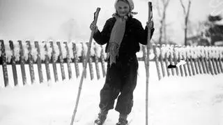 Dziewczynka na nartach na zaśnieżonej drodze w Zakopanem, 1920 – 1935.
http://www.audiovis.nac.gov.pl/obraz/123982/afdca7fe6bf2941ec6fd282310502ecd/