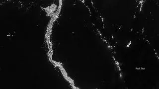 Egipt nocą. Życie tętni wzdłuż Nilu (earthobservatory.nasa.gov)