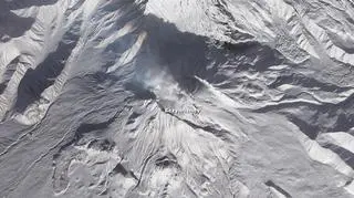 Erupcja wulkanu Bezimienny z 11 stycznia (NASA/GSFC/METI/ERSDAC/JAROS, and U.S./Japan ASTER Science Team. Caption by Robert Simmon)