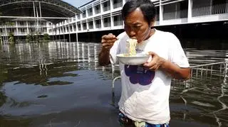 Fala powodziowa przechodzi przez Bangkok (PAP/EPA)