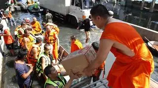 Fala powodziowa przechodzi przez Bangkok (PAP/EPA)