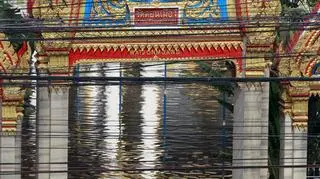 Fala powodziowa przechodzi przez Bangkok (PAP/EPA)