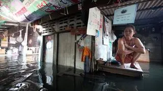Fala powodziowa przechodzi przez Bangkok (PAP/EPA)