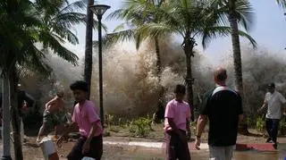 Fala tsunami zalewa kurort w Tajlandii, 26 grudnia 2004 roku (David Rydevik/Wikipedia)