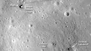 Flaga i krater pozostawiony przez Surveyor 3 (NASA)