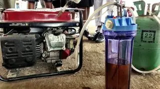 Generator prądu napędzany moczem (Maker Faire Innovation Competition)