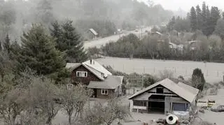 Główna ulica miasteczka Ensenada pokryta popiołem wulkanicznym