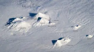 Główne wulkany z kluczewskiej grupy na Kamczatce widziane z orbity (NASA Earth Observatory)