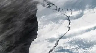 Góra, która oderwała się od lodowca (NASA Earth Observatory)