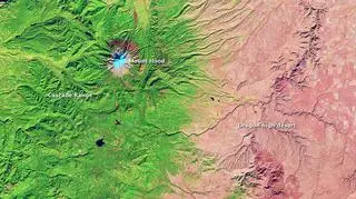 Góry Kaskadowe w Oregonie rozdzielają żyzne lasy i pustynię (NASA Earth Observatory/Jesse Allen and Robert Simmon)