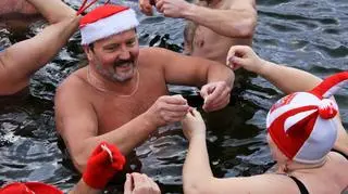 Gorzowskie morsy na wigilijnej uczcie (PAP/Lech Muszyński)
