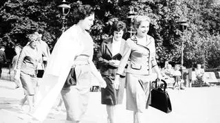 Podczas zwiedzania Łazienek Królewskich w Warszawie. Na zdjęciu Krystyna Zielińska (1 z prawej) w oraz żona Lorda Mayora Londynu Pani Perring, 1962.

http://www.audiovis.nac.gov.pl/obraz/131290/fba1e5fa6a6fea145b5f2d9fd555b35c/