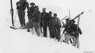 Grupa ratowników na stoku zimą, 1939.
(http://www.audiovis.nac.gov.pl/obraz/176755/01d4495887350a3a751a0e42a125d280/)