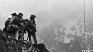Grupa ratowników w górach, 1937 (http://www.audiovis.nac.gov.pl/obraz/176753/fc92289e1589bbc3182d56fcfacfd9c1/)