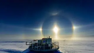 Halo słoneczne nad stacją polarną Halley (fot. Michał Krzysztofowicz)