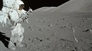 Harrison "Jack" Schmitt podczas spaceru (NASA)