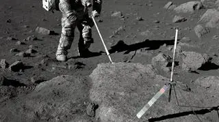 Harrison "Jack" Schmitt pokryty księżycowym pyłem (NASA)