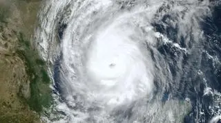 Huragan Delta na zdjęciu satelitarnym (NOAA)
