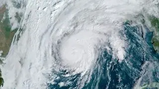 Huragan Zeta na zdjęciu satelitarnym (NOAA)