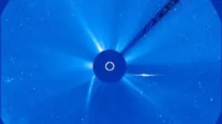 ... i wylatuje po jego drugiej stronie (NASA/SOHO)