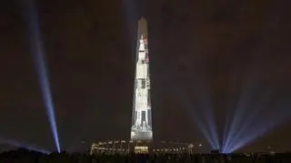 Iluminacja rakiety Saturn V na jednym z amerykańskich monumentów (NASA)