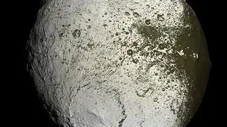 Japet, jeden z księżyców Saturna sfotografowany przez sondę Cassini (NASA/JPL/Space Science Institute)