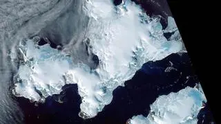 Jedna z wysp archipelagu Ziemi Franciszka Józefa (NASA)