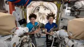 Jessica Meir (z lewej), Christina Koch (z prawej) (NASA)