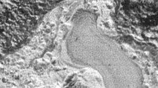 Jezioro w paśmie górskim na północ od równiny Sputnik Planum wykonane 14 lipca 2015 r. wykonane przez LORRI (Long Range Reconnaissance Imager)