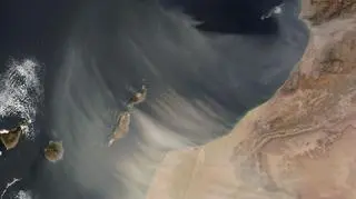Kanary pod warstwą saharyjskiego piachu (MODIS/NASA)