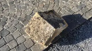 Kawałek wieży oderwany przez piorun 