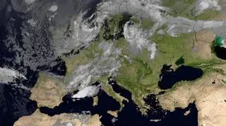 Kłębowisko chmur nad Morzem Północnym związane z niżem Jonas niosącym ochłodzenie (Eumetsat)