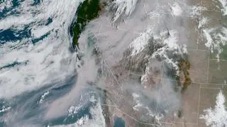 Kłęby dymu na zdjęciu satelitarnym (earthobservatory