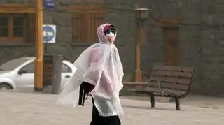 Kobieta w Bariloche w Argentynie po erupcji wulkanu Calbuco