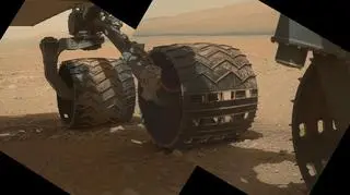 Koła na tle zboczy Góry Sharp (NASA/JPL-Caltech/Malin Space Science Systems)