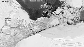 Kółkiem zaznaczono prostokątną górę lodową 14 października 2018 roku (NASA)