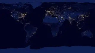 Kompilacja nocnych zdjęć wszystkich kontynentów (NASA Earth Observatory/NOAA NGDC)