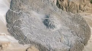 Kopuła soli w górach Zagros (NASA-JSC/William L. Stefanov)